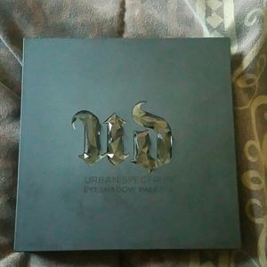 HOLD FOR TRADE Urban Decay Spectrum