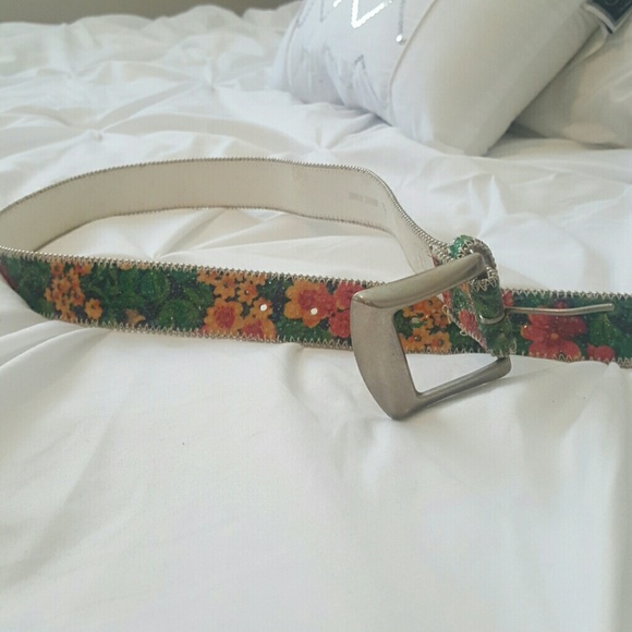 Vintage flower pattern belt