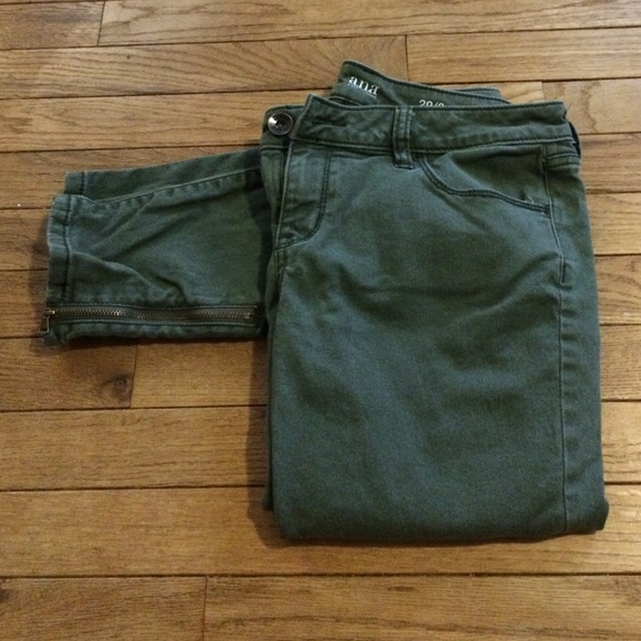 Green skinny ankle jeans with zippers
