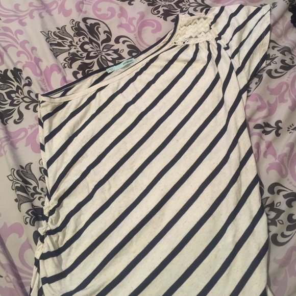 One shoulder top