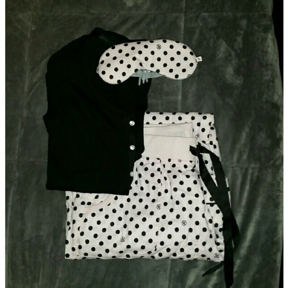 HOUR SALE Victoria secret pajama set!
