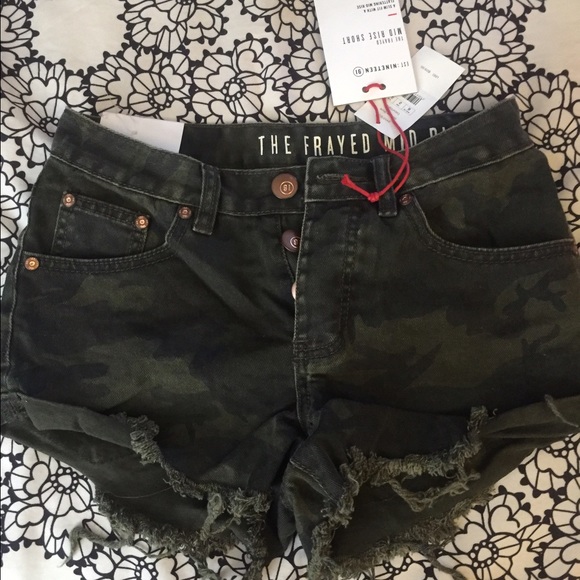 the frayed mid rise shorts