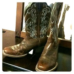 Ariat cowgirl boots, worn twice size 7.5