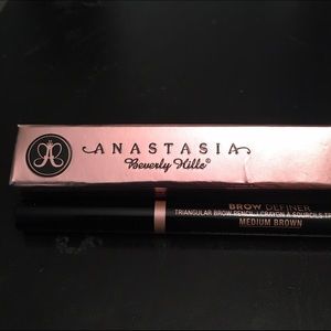 Anastasia Beverly Hills Triangular Brow Definer