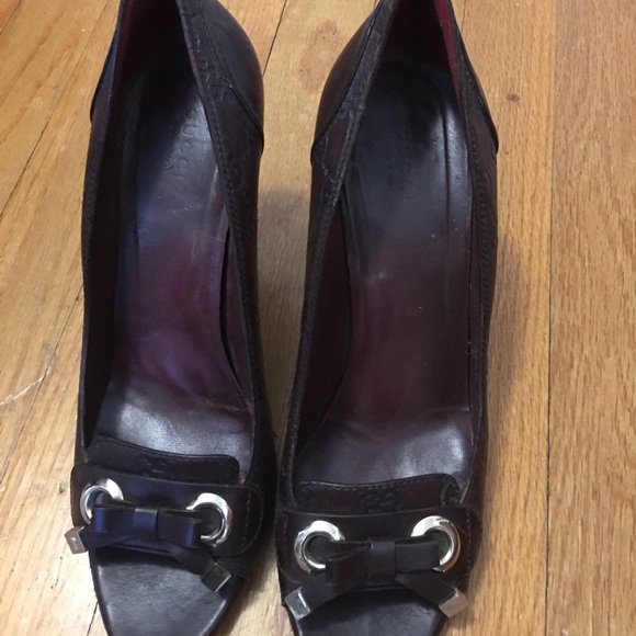 Gucci signature pumps-