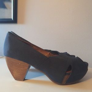 Miz Mooz blue shews =^.^=