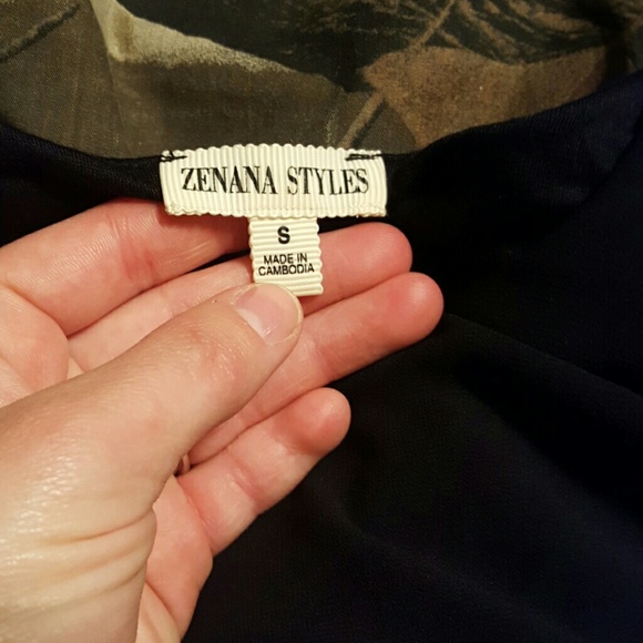 black crop top - Picture 2 of 3