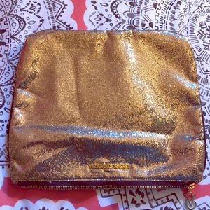 It's cute to hold a iPad or tablet,make up!