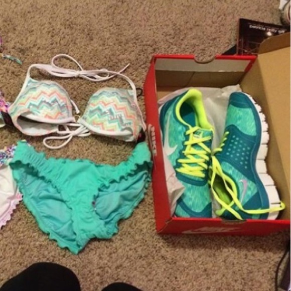 SOLD on Ⓜ️! Nike free runs 5.0 - Picture 2 of 4