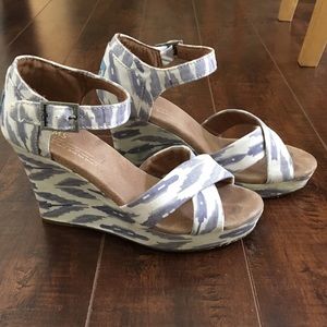 TOMS wedges