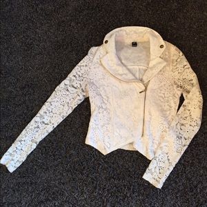 LIKE NEW WHITE LACE JACKET BLAZER