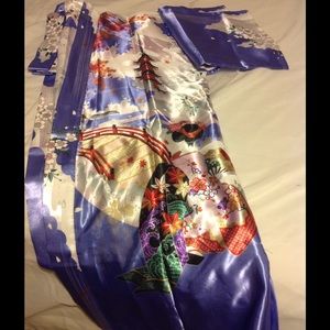 Silk Japanese kimono. It's basically brand new!