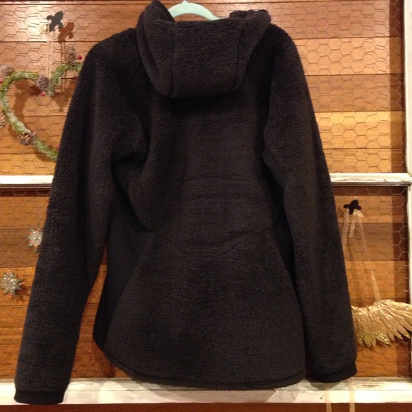 Fuzzy north face jacket - Picture 3 of 4