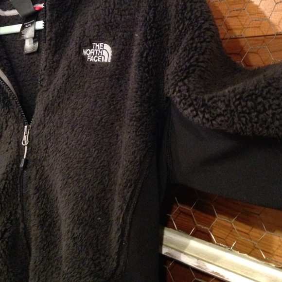 Fuzzy north face jacket - Picture 4 of 4