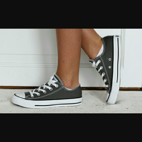 Gray converse (low tops)