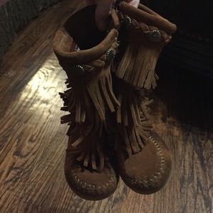 Little girls fringy boots n good condition