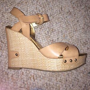 nude/gold wedges