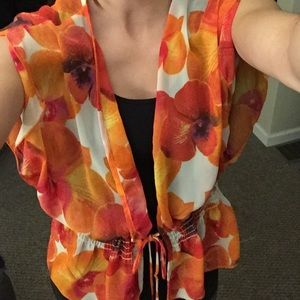 Adorable floral blouse 🌼🌺🌸🌻