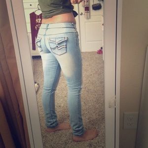 Super cute light wash skinny distressed jeans✨