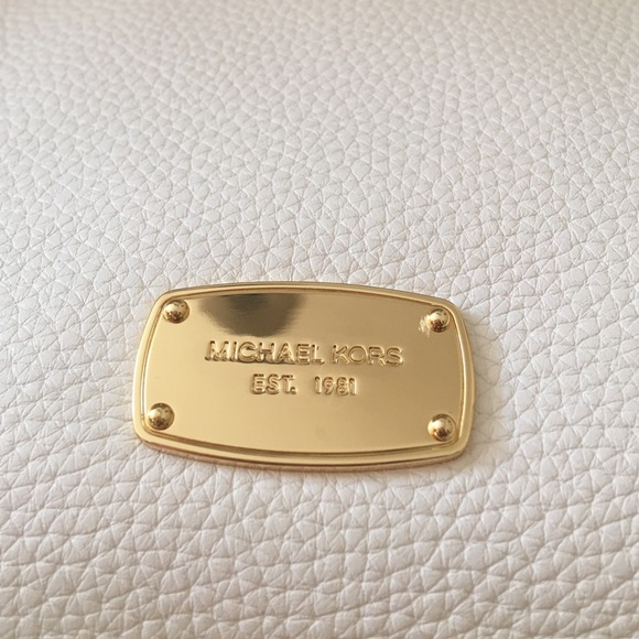 🚫SOLD🚫 Michael Kors Hallie Crossbody - Picture 2 of 4