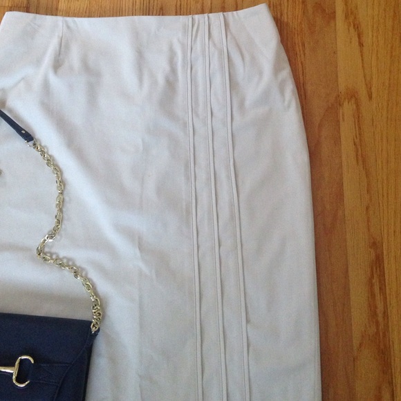 Jodi skirt with slit in back - Picture 2 of 4