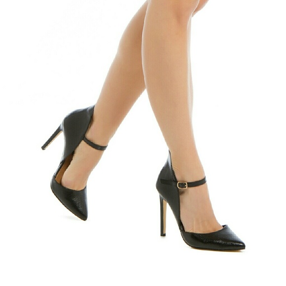 Black pointed -toe pumps