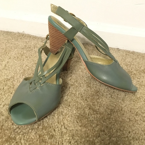 🎈1DaySale🎉 Seychelles Peep Toe Slingbacks