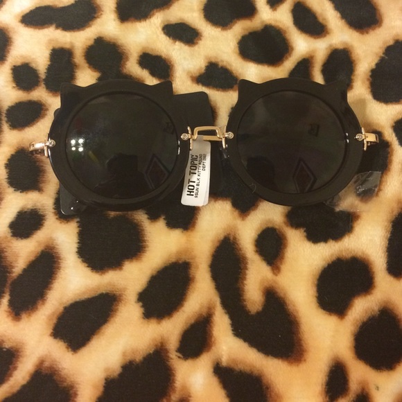 Round black cat sunglasses ☀️