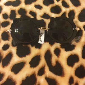 Round black cat sunglasses ☀️