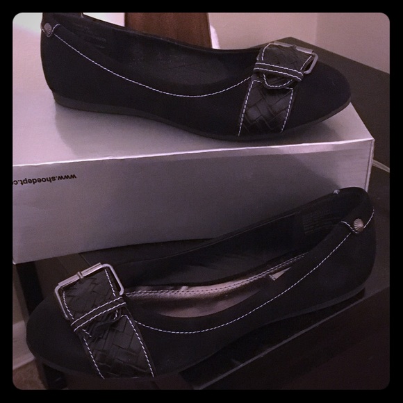 CUTE! Black flats with fashion buckle!