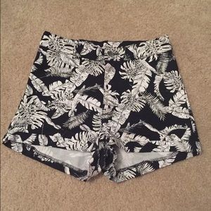 H&M Hot Short, B/W Tropical Pattern, Size 6