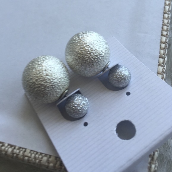❗️LAST PAIR❗️Silvered Glittered Double Sided Studs - Picture 2 of 2
