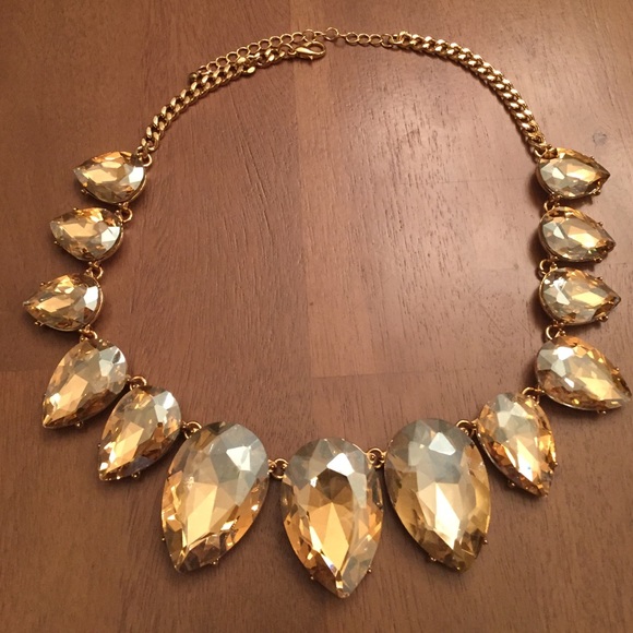 Jewelry - Beautiful gold statement necklace✨