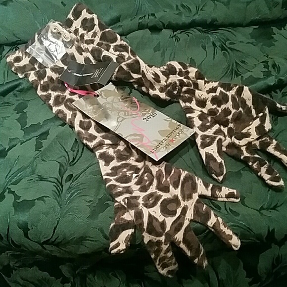 Cheetah print gloves