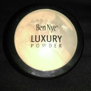 Ben Nye luxury powder - banana 75% left