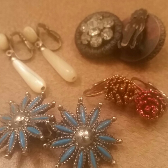 Vintage clip on Earrings - Picture 1 of 2