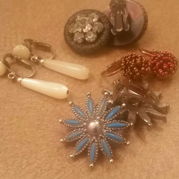 Vintage clip on Earrings - Picture 2 of 2