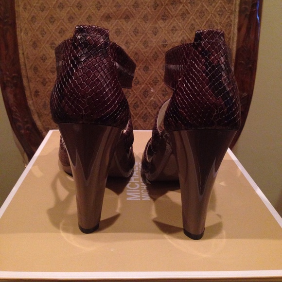 NEW MK PURPLE HEELS - Picture 4 of 4