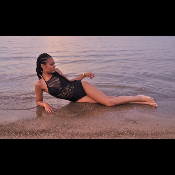 ❗️LAST ONE❗️Black Bodysuit 😍 - Picture 2 of 2