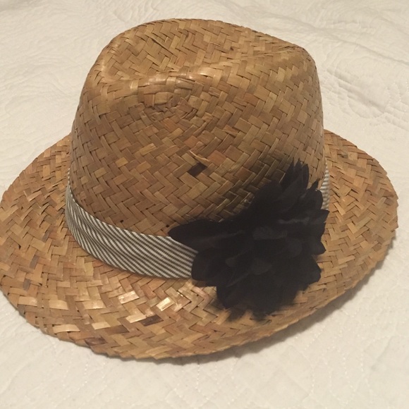 Straw fedora with flower