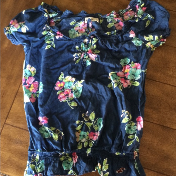 ✨ SALE ✨ Super cute Hollister top
