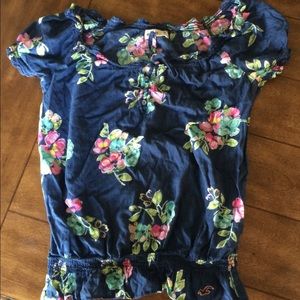 ✨ SALE ✨ Super cute Hollister top