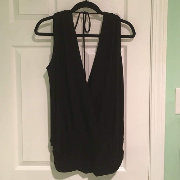 Deep V-neck Sleeveless shirt