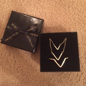 Necklace and Bracket Set