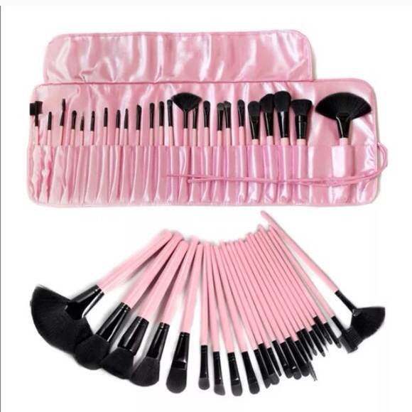 22 Brushes of all types for profess and perso