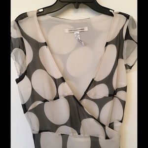 100% Silk wrap dress. Cap sleeves, polka dots.