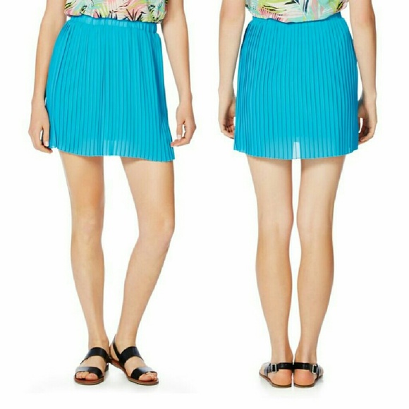 Trendy Pleated Mini Skirt - Picture 2 of 4