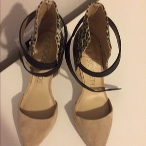 Never been worn sole society pumps!