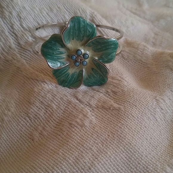 🌺🌺SOLD🌺🌺Adorable enameled cuff bracelet - Picture 2 of 3