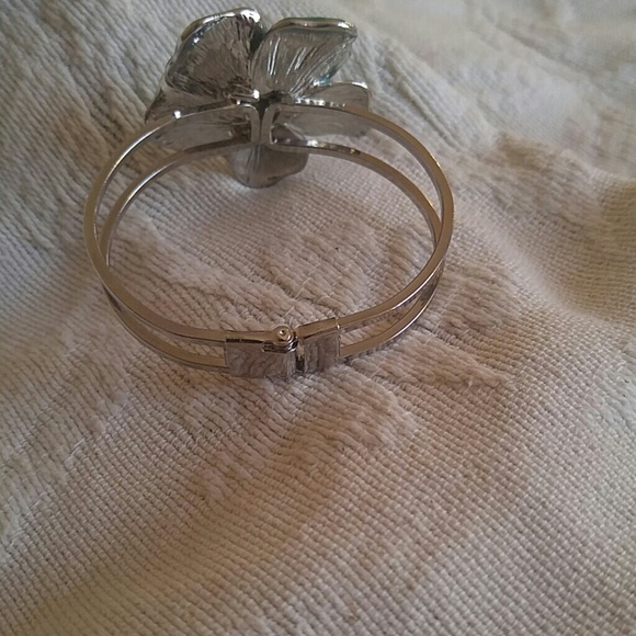 🌺🌺SOLD🌺🌺Adorable enameled cuff bracelet - Picture 3 of 3